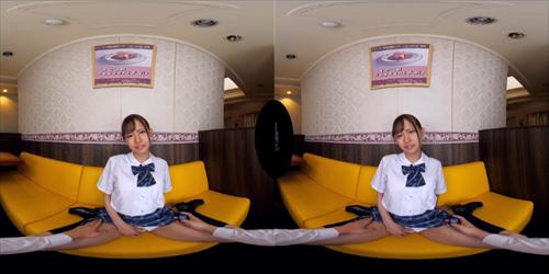 美しい女性スタッフが、サービスのマナーを指導されている