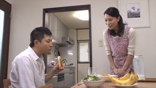 美しい女性が、息子に近づいてくる若い恋人への欲求を満たす