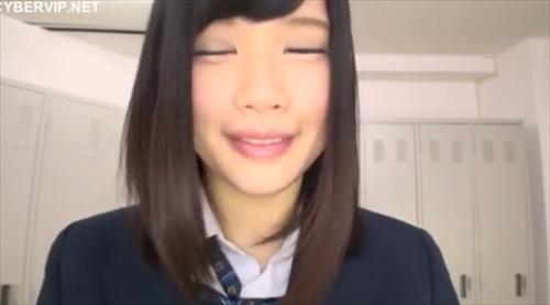 美しい女性に誘惑されて、我慢できずにその場で生で挿入。