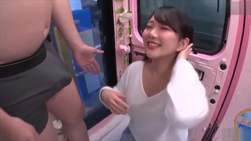 美しい男性器に喜ぶ美女、車内で露出成功。
