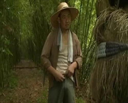 山中で容姿端麗な既婚女性をスレンダーな乳房を持つスリムな女性が襲う。