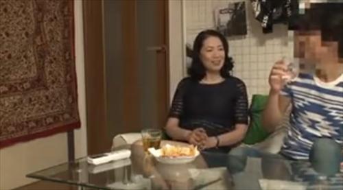自宅で大胆に浮気をすることは本当に最高です。若い男性に激しく突かれて、大いに楽しむｗ