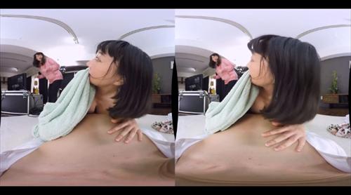 汗をかき、憧れの女優とVRブラッシュダウン。
