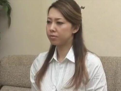 誘惑的な女教師は生徒に密着され、性的に敏感に反応した。