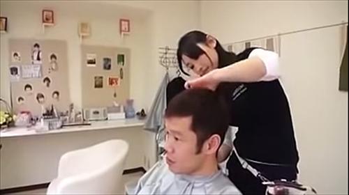 女性スタッフがしなやかな胸で頭皮マッサージ。