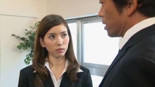 上司の誘惑に抵抗できない美人社長は、性的関係を強要され、屈服していく