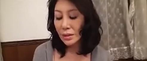子息巨大ペニスで欲情する母親凄まじいピストンで激しい絶叫死。
