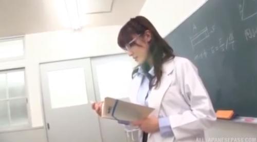 放課後の教室で教卓に隠れていた歪曲校長に犯される教師