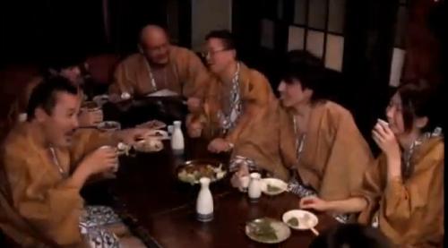 惨めな家庭主婦がトラベル先で犯される。夫は酔っ払って熟睡し、妻は他の男に犯され回される。