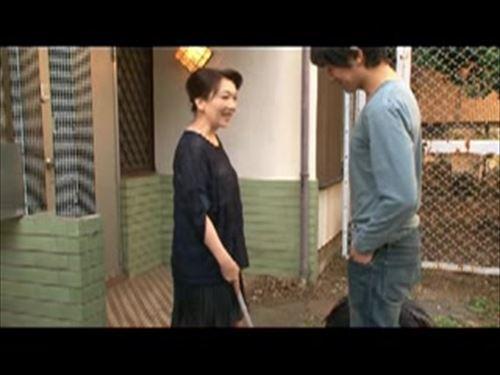 家族の帰省中、母性は再び燃え上がり、私を呼ぶ。