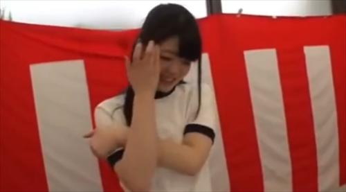 水着を身にまとい、官能的な娯楽に参加し、罰を受けるために騎乗位で性交します。