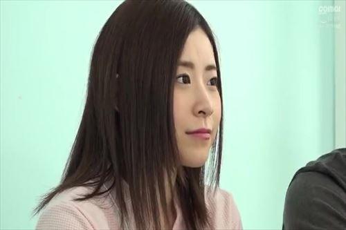 控えめな奥様は、男性モデルの前で下着を脱ぎました。