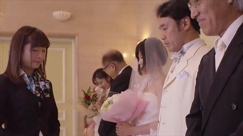まなは新郎を誘惑し、結婚の儀式で彼を犯す。