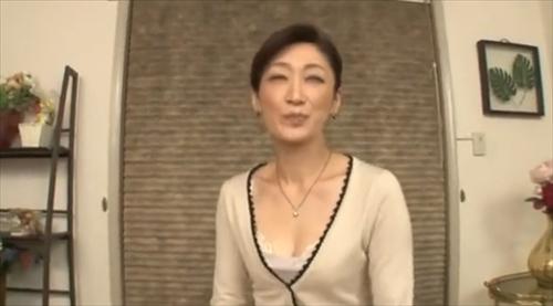 50歳の細身の妻が、夫を見落として真の喜びに夢中になる