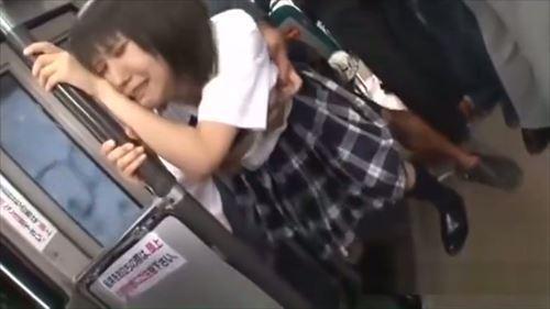 小柄な少女は車の中で男に抱きしめられ、乳首を触られた。