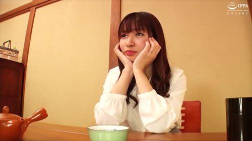 みつは、義理の息子を温泉旅行に連れて行き、誘惑してフェラチオし、口内射精をした。