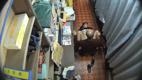 美しい若い女性がおじさんの誘惑的な薬物によって快楽に溺れる。