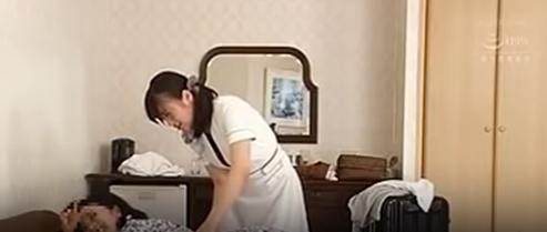 ちんぽをしゃぶり興奮させる、寝取られ施術者のお楽しみ男性を見つける。