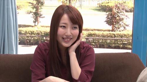 魅力的な女性は、悦びに身を任せて、喘ぎ声で激しく反応し、身も心も震えた