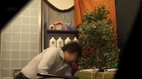 黒い肌を持つギャルが店に来店し、無償の美容施術で誘惑し、性行為を行う。