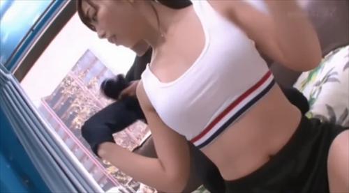 女性に声を掛け、健康的に汗をかかせています。