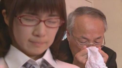 かわいい女性が教頭先生に、自宅か個室かの選択を迫られた。