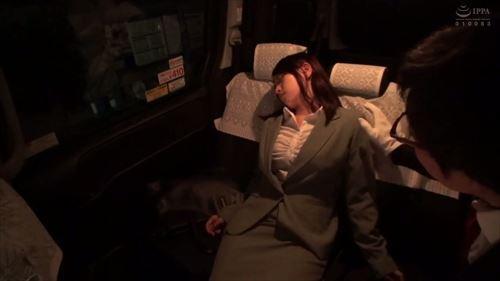 超可愛いスレンダー美女が酔っ払ってタクシーに乗ったら、運転手に襲われて…