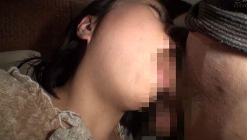 酔って意識はあるが朦朧としている裸の胸の一部のアップ。