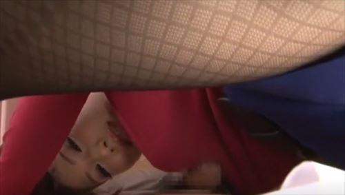 タイツの胸プリントは男の子の喜びをすべて満たしてくれる。