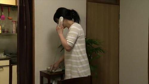 不倫の恋、美しい女性が彼を惑わす