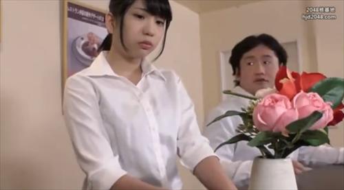 おっぱいを舐められ、無理やり指を挿入され、口を使って刺激され、激しい挿入を受けた。