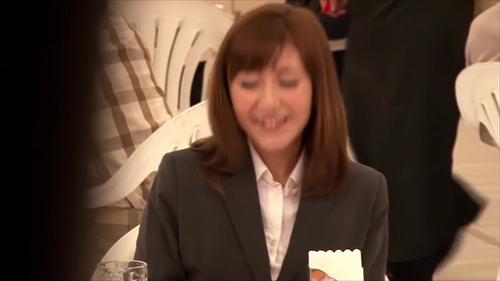 女性が下品に扱われて騎乗位で射精され、酔って寝込む。