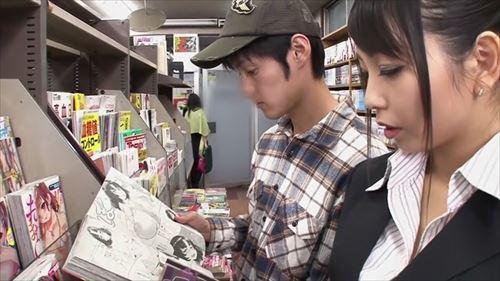 セクシーな雑誌を物色しているOLの尻が、男を誘惑するような視線で、彼の股間に近づいていく