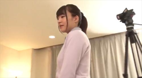 純潔な男性が美しい胸の女性と目が合う。
