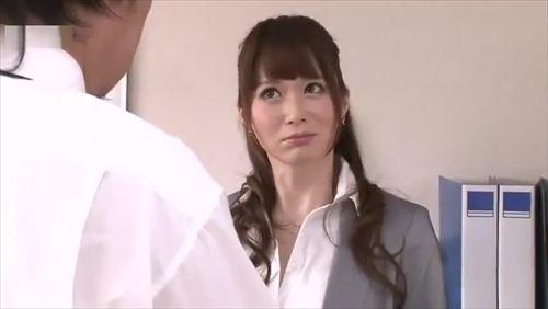 美少女が乱暴され、性器が刺激され、喘ぐ