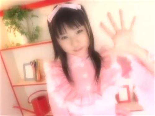 お兄ちゃんに見られながら、幼い服装でオナニーする妹。我慢できず、未発達な肌に肉棒を挿入する。