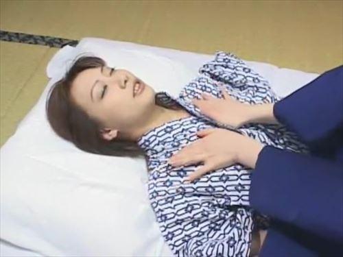 未経験の女の子たちは、高級旅館で、男たちへの誘惑に身を委ねた.