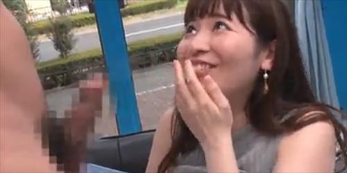 チンコの挿入、その1、口から出てる。