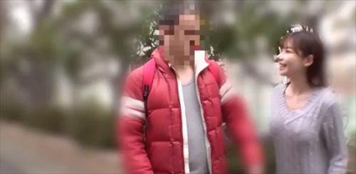 ふだんは決してであいうことのない感動的な女性者たちの中にいる。