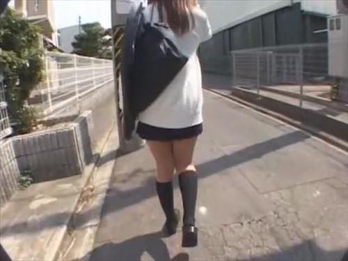 スポーツウェア姿の女子高生が、胸を強調する