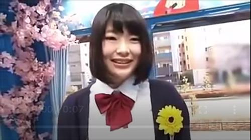 マジックミラー越しに、制服を着た女子高生がナンパされ、手マンを受ける様子。