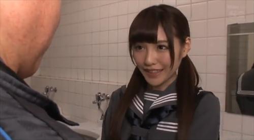 太ももをカバーする下着と美しい女性と公衆便所での性交渉