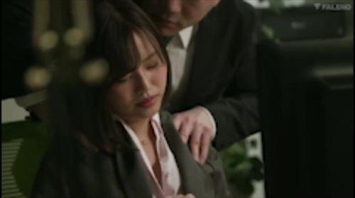 上司に誘惑され、会社で授乳する女性社員