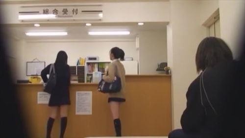 監禁された少女たちをエロティック的暴行し、電流と手マンで快楽を与え、いやらしいに興奮させる