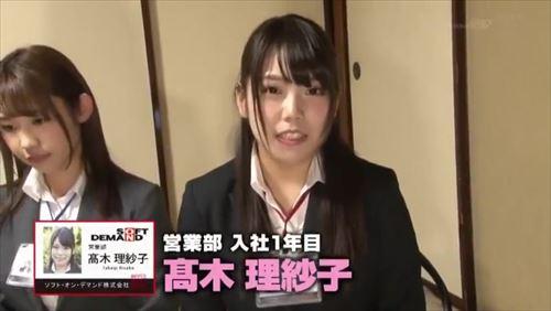 若い社員の入社試験で、温泉旅館の混浴での研修中に、男性客にえっち的サービスを強要する