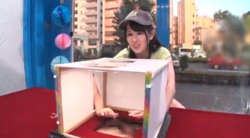 可愛い素人がマジックミラー号で情欲的企画にチャレンジ!