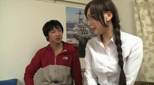 ツンデレ眼鏡をかけた女性がコミックの原作を基に、巨乳の美女を再現する。