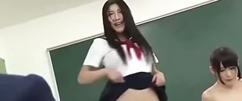 学校で激しいレズいじめを受ける母と娘。巨乳