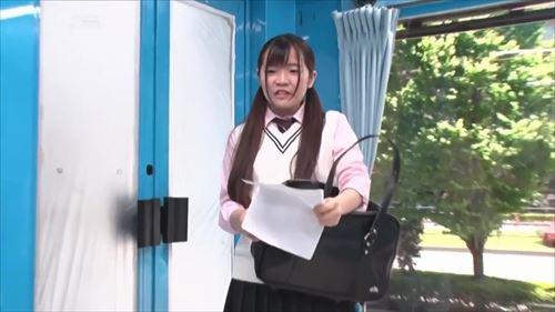 制服姿の女性が薬物で感じやすくなり、手マンで快楽に溺れていく