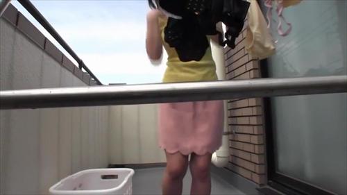 大人の女性妻が魅力的な音声で息子を操る。